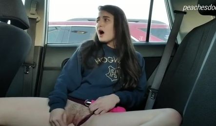 Молодая красотка мастурбирует в тачке