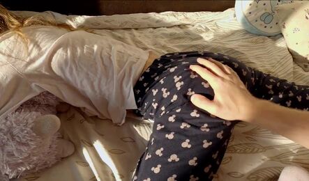 Девушка просыпается от солнышка в окошко и от сладкого секса одновременно