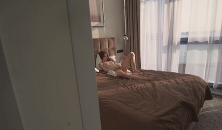 Увидел как нежная девушка мастурбирует и так захотел секса