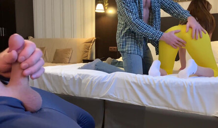 Привела в дом любовника, чтобы удивить своего мужа - куколда