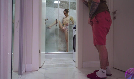 Узнала, что товарищ мужа хочет ее и решила его не мучать!