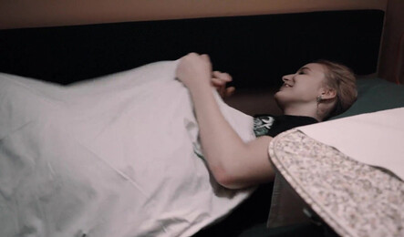 Как я ехал в поезде с похотливой попутчицей