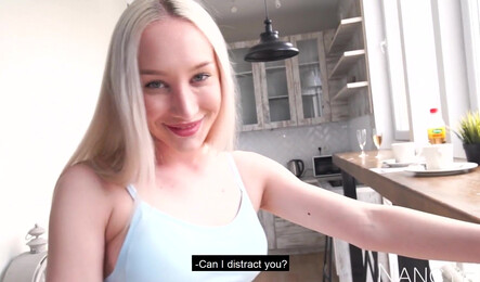 Русской девушке захотелось секса и она отвлекла парня от работы