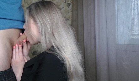 Молодая москвичка зашла в гости к другу на нежный секс