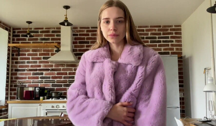 Русская милашка в красивой шубе занимается сексом со своим другом