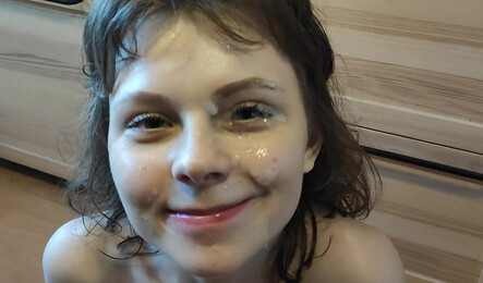 Сняли домашнее порно, когда я мыла персики, а парень приставал