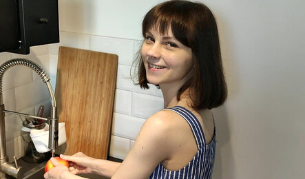 Сняли домашнее порно, когда я мыла персики, а парень приставал